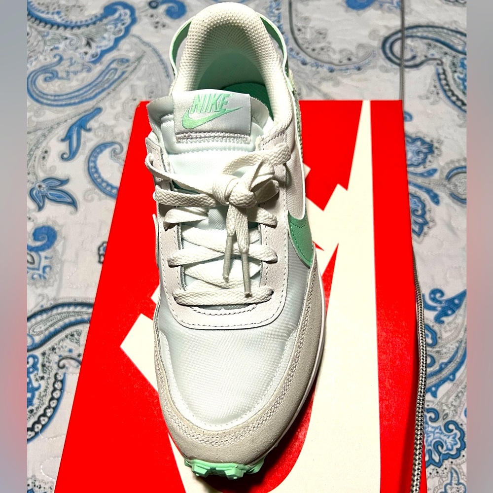 Nike waffle debut running shoe